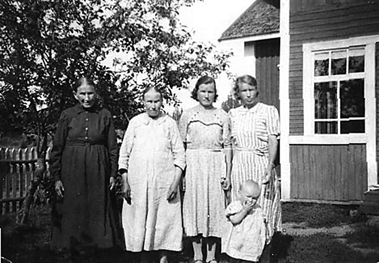 Hotkin pihalla 1940